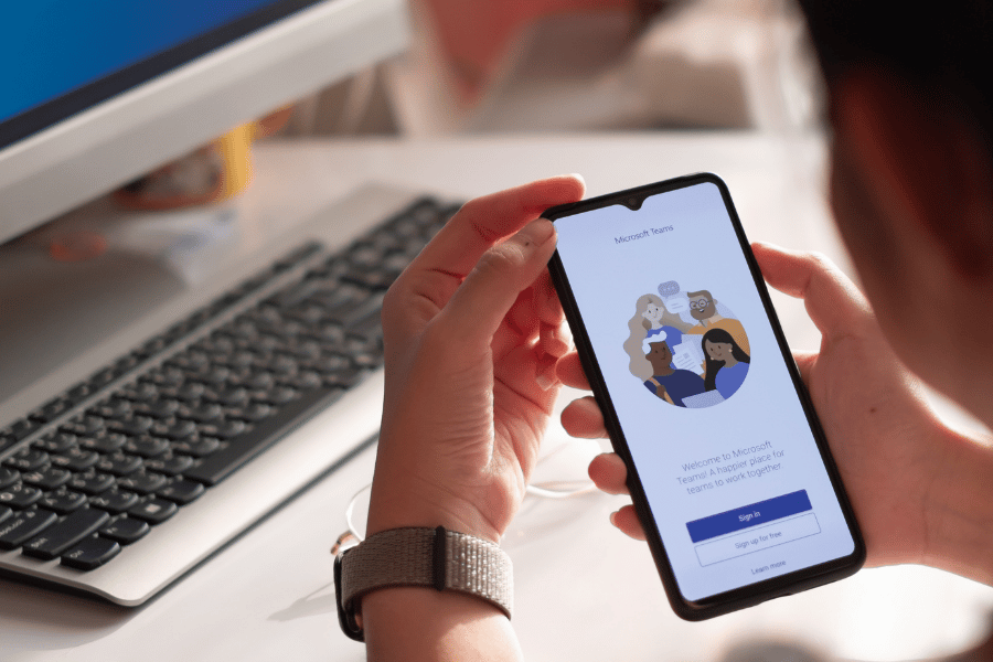 &Chi;&rho;ή&sigma;&tau;&eta;&sigmaf; &chi;&rho;&eta;&sigma;&iota;&mu;&omicron;&pi;&omicron;&iota;&epsilon;ί &tau;&omicron; Microsoft Teams &sigma;&epsilon; smartphone &mu;&epsilon; &epsilon;&nu;&omicron;&pi;&omicron;ί&eta;&sigma;&eta; VoIP &tau;&eta;&lambda;&epsilon;&phi;&omega;&nu;ί&alpha;&sigmaf; &gamma;&iota;&alpha; &epsilon;&pi;&iota;&chi;&epsilon;&iota;&rho;&eta;&sigma;&iota;&alpha;&kappa;έ&sigmaf; &epsilon;&pi;&iota;&kappa;&omicron;&iota;&nu;&omega;&nu;ί&epsilon;&sigmaf;.
